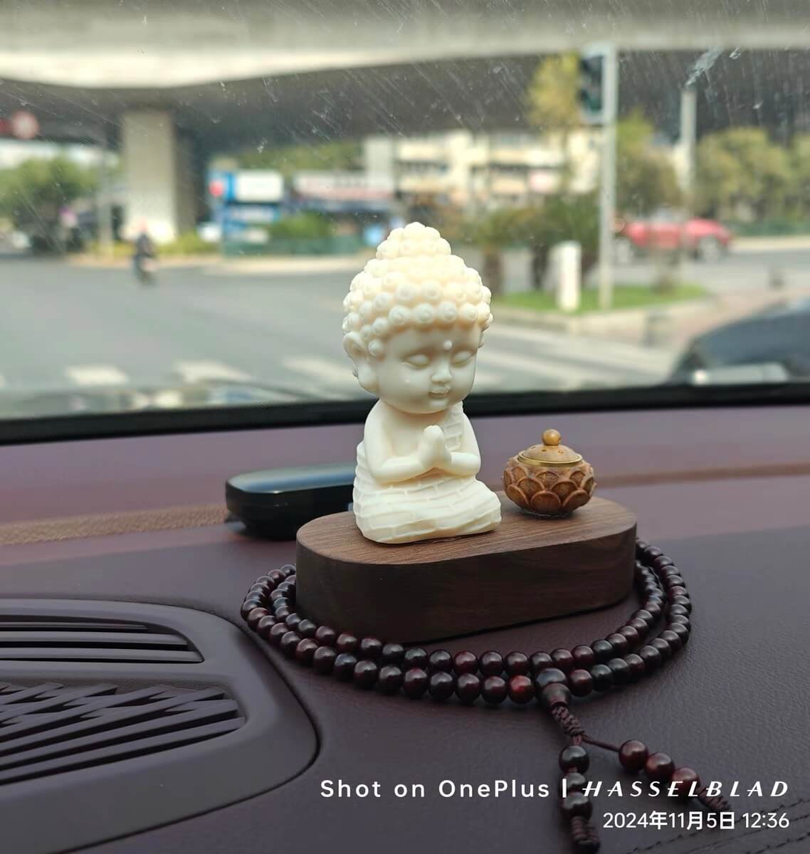 Mini diffuseur d'arômes pour voiture Buddha Ivory Nut - Paix et protection